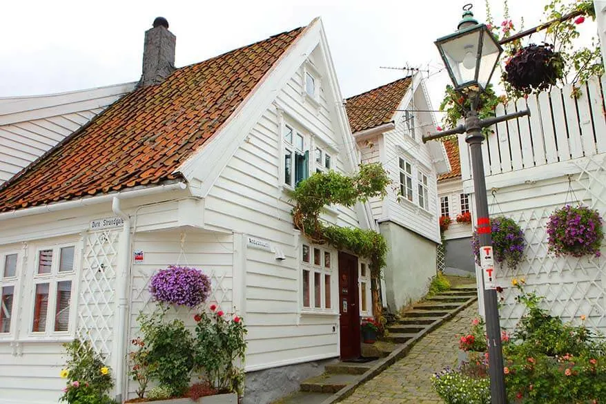 Gamle Stavanger: pintoresca zona del casco antiguo con casas tradicionales de madera blanca