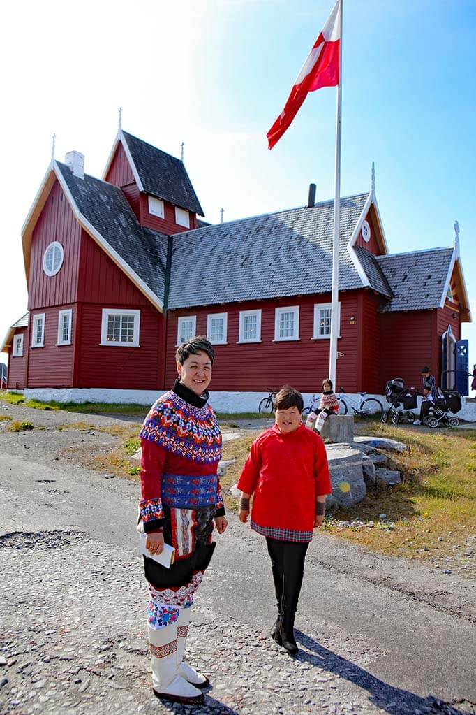 grönländska människor som bär traditionella dräkter vid ett bröllop i Qeqertarsuaq på Disko Island på Grönland