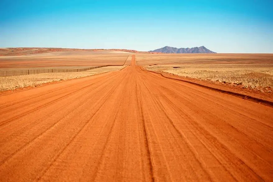 Camino de ripio vacío en Namibia