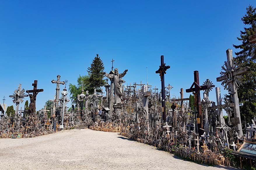 Guia para visitar o Monte das Cruzes na Lituânia