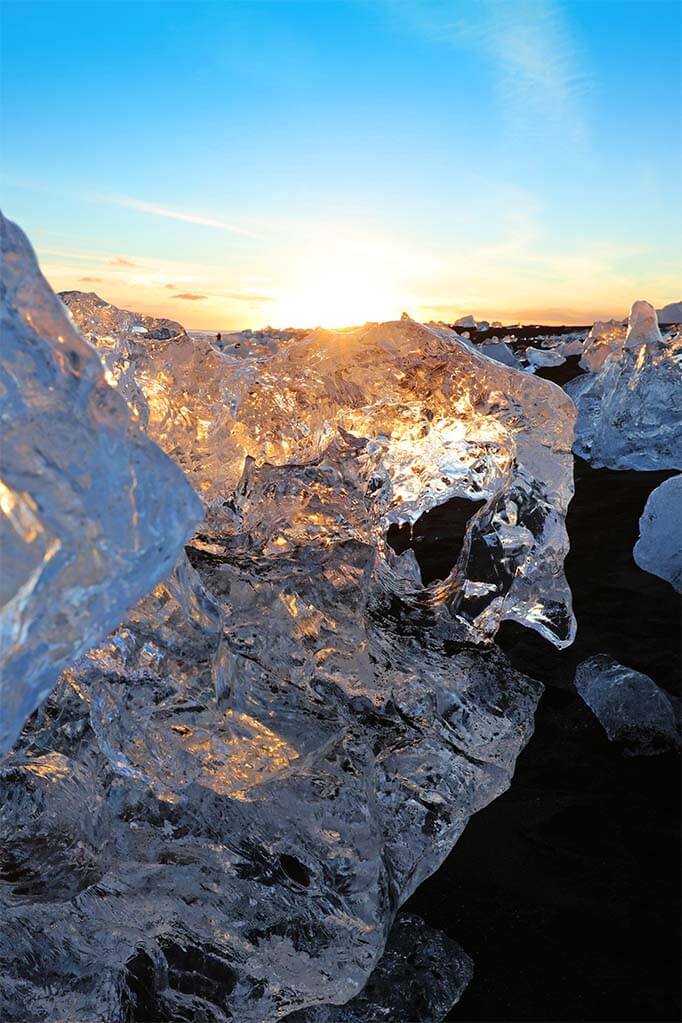 Diamentowa plaża w Jokulsarlon. Lodowcowa Laguna na Islandii