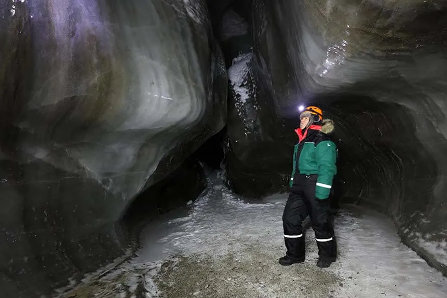 Cueva de hielo en Svalbard