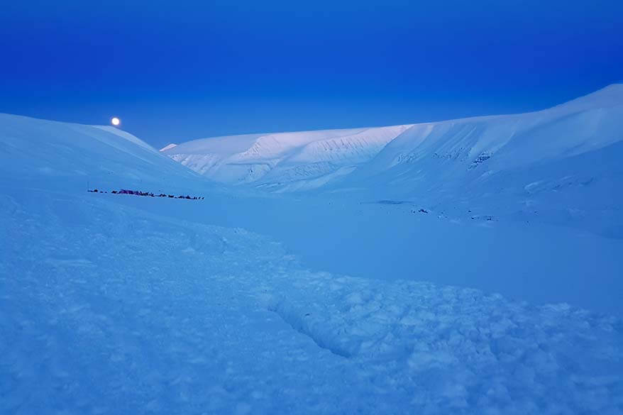 lumină albastră uimitoare în Svalbard în februarie