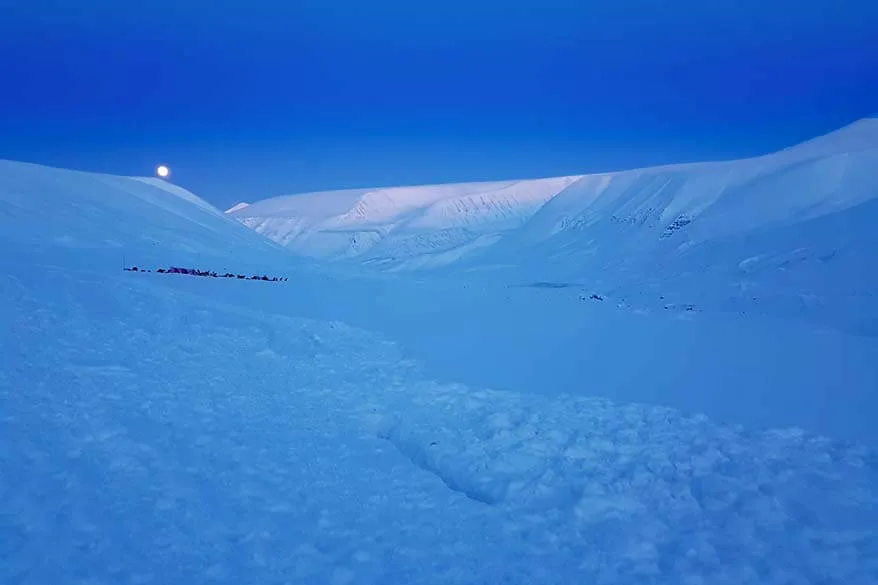 Impresionante luz azul en Svalbard en febrero
