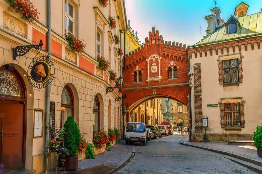 Coloridos edificios del casco antiguo de Cracovia