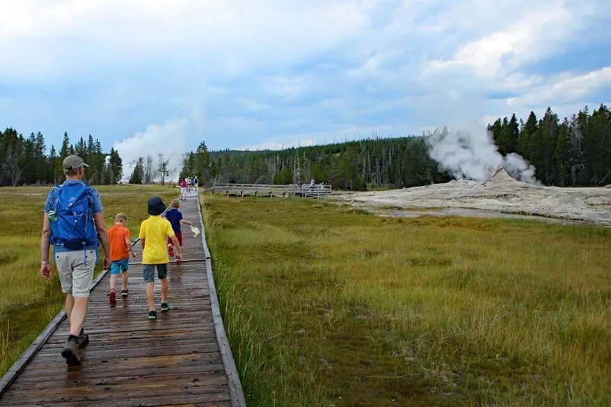 Guide to visiting the Upper Geyser Basin in Yellowstone