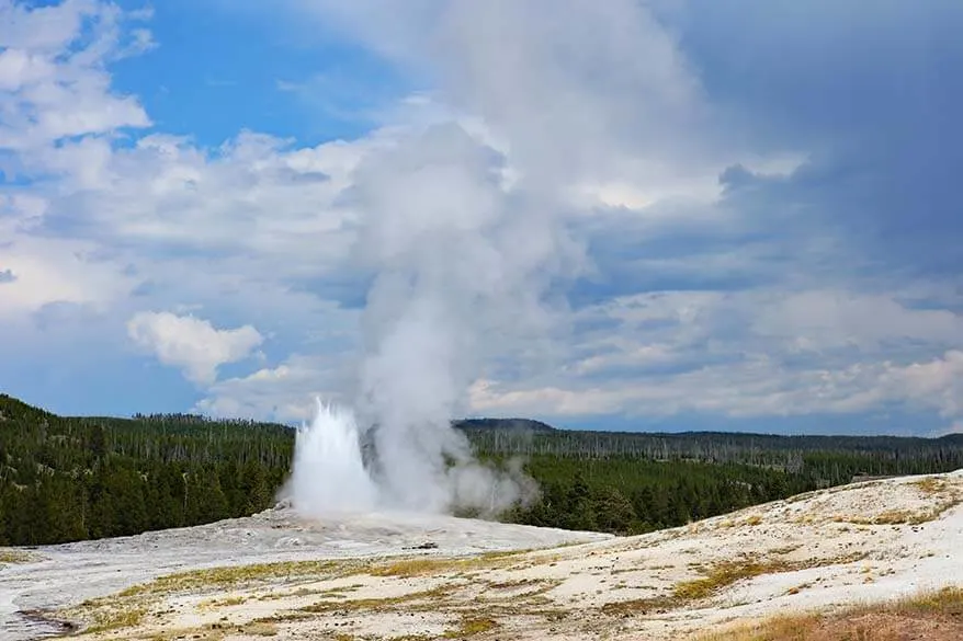 Old Faithful geyser eruption