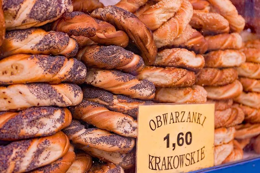 Los bagels polacos, obwarzanki, deben probarse cuando visiten Cracovia.