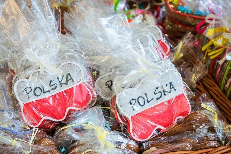 Pan de jengibre polaco con una bandera de Polonia a la venta en un mercado de Cracovia