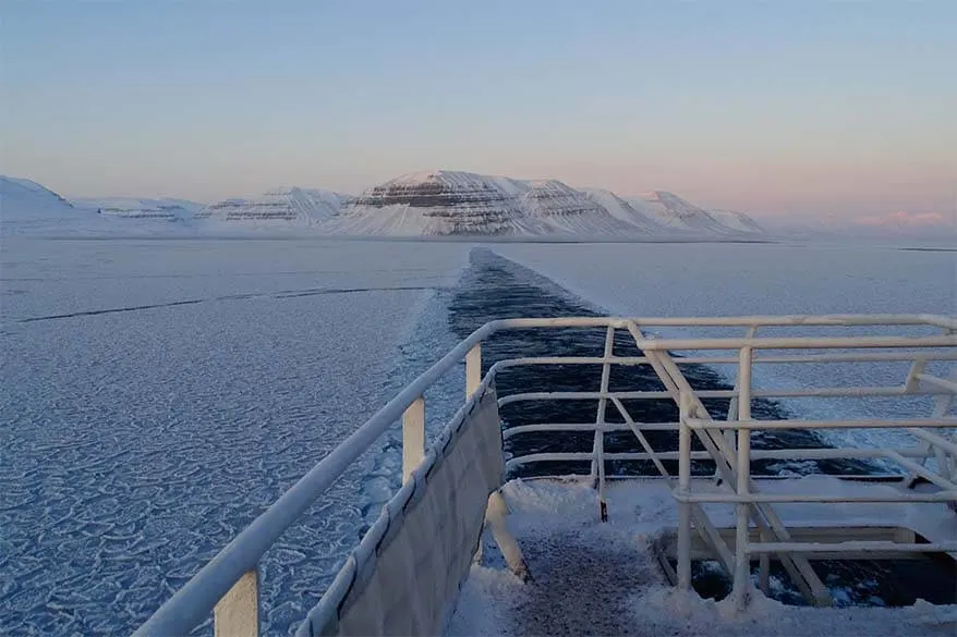 Svalbard boat tour in winter