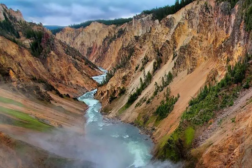 Gran Cañón de Yellowstone visto desde el Brinck de Lower Falls