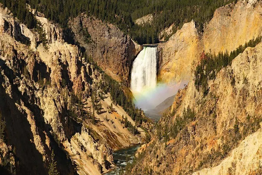Lower Falls con un arco iris visto desde Artist Point en el Parque Nacional de Yellowstone