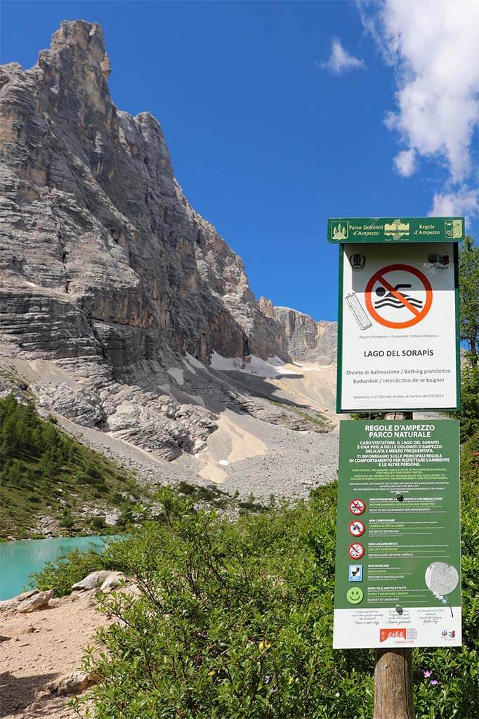 A sign indicating that's it's forbidden to swim or camp at Lake Sorapis