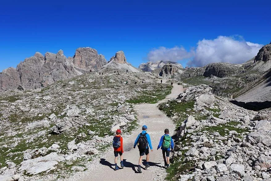Hiking trail between Forcella Lavaredo and Rifugio Locatelli