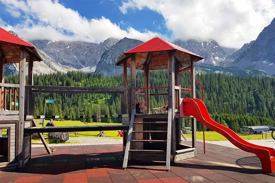Parque infantil en la estación de montaña Ehrwalder Almbahn