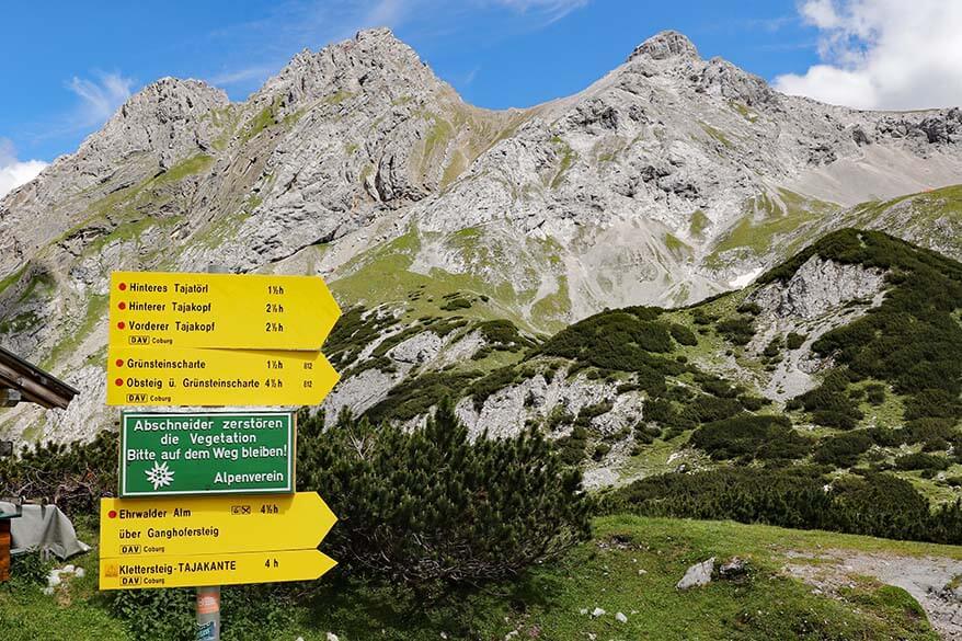 Signs for hiking from Coburger Hut to Ehrwalder Almbahn via Tajatörl