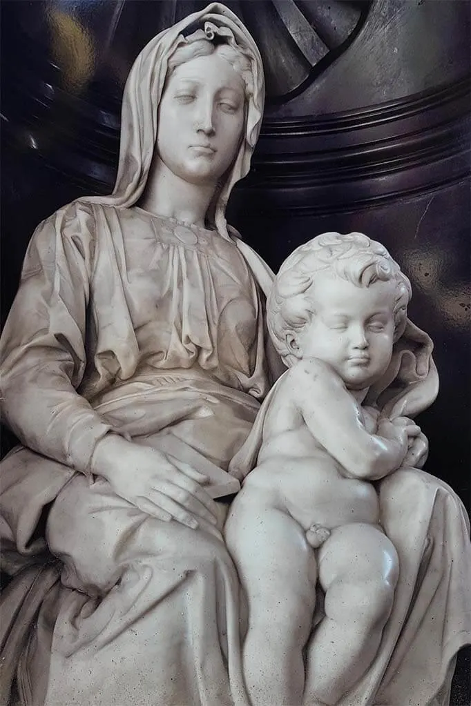 La Virgen y el Niño de Miguel Ángel en la Iglesia de Nuestra Señora en Brujas, Bélgica