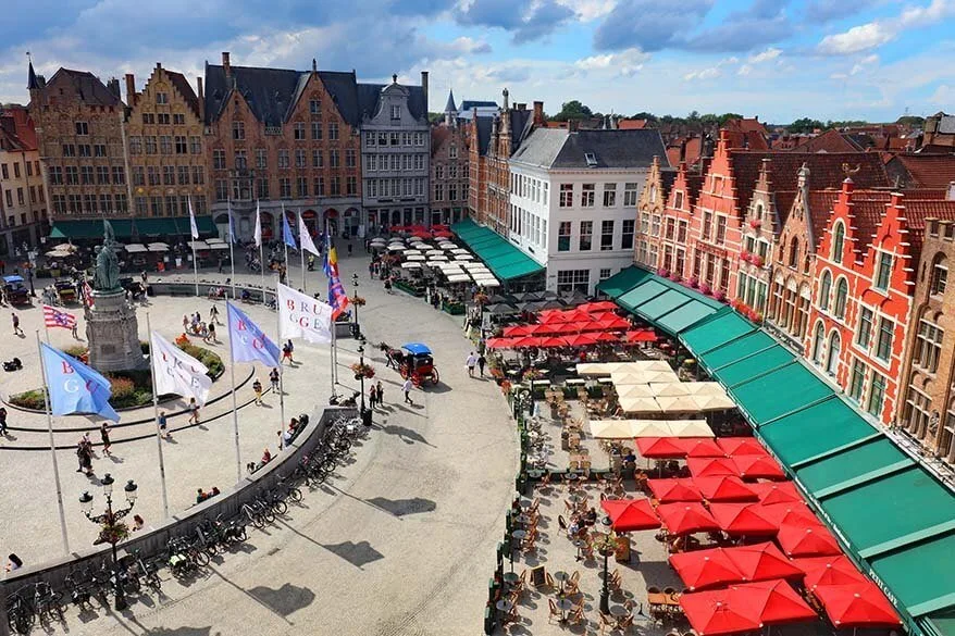 Vista de la plaza del mercado desde la torre Historium de Brujas