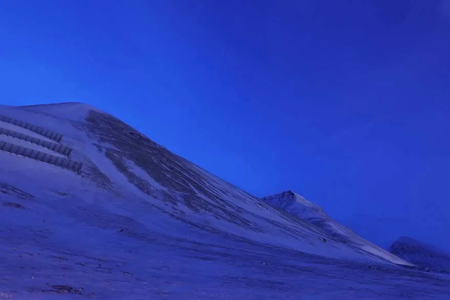 Luz azul en febrero en Svalbard