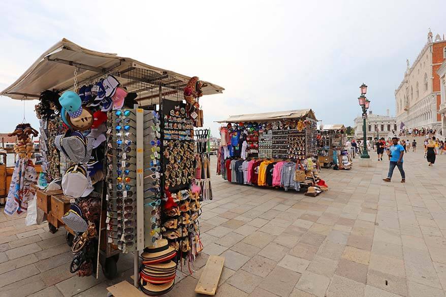 bancarelle di Souvenir in Riva degli Schiavoni a Venezia