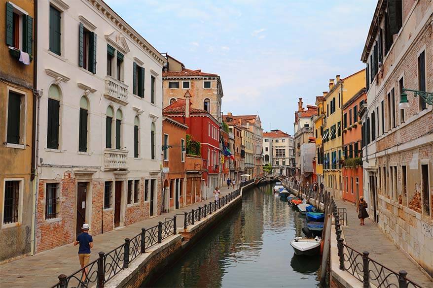 Canali di Venezia e edifici colorati