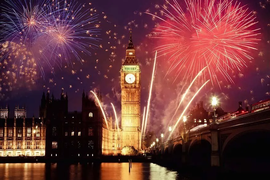 Fuegos artificiales de la Noche de las Hogueras de Londres en el Big Ben