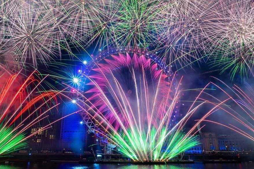 Fuegos artificiales de Año Nuevo en el London Eye