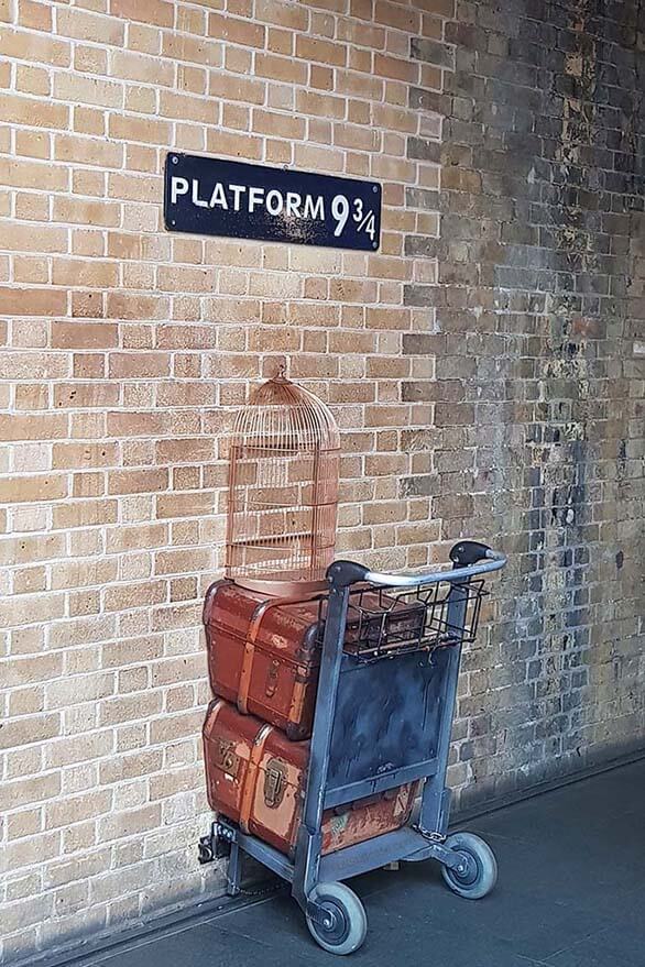 Plate-forme 934 de Harry Potter à la gare de King's Cross à Londres's Cross Train Station London