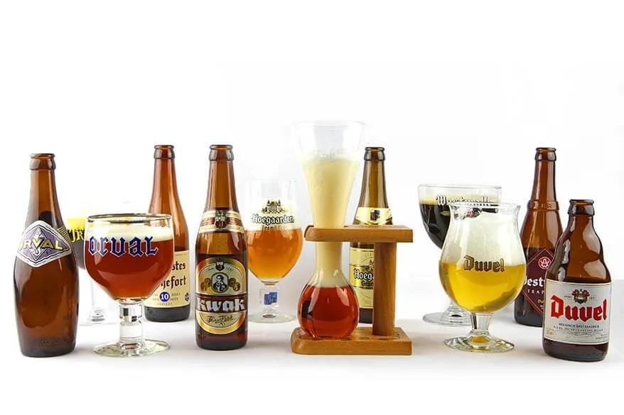 Cerveza belga y vasos a juego.