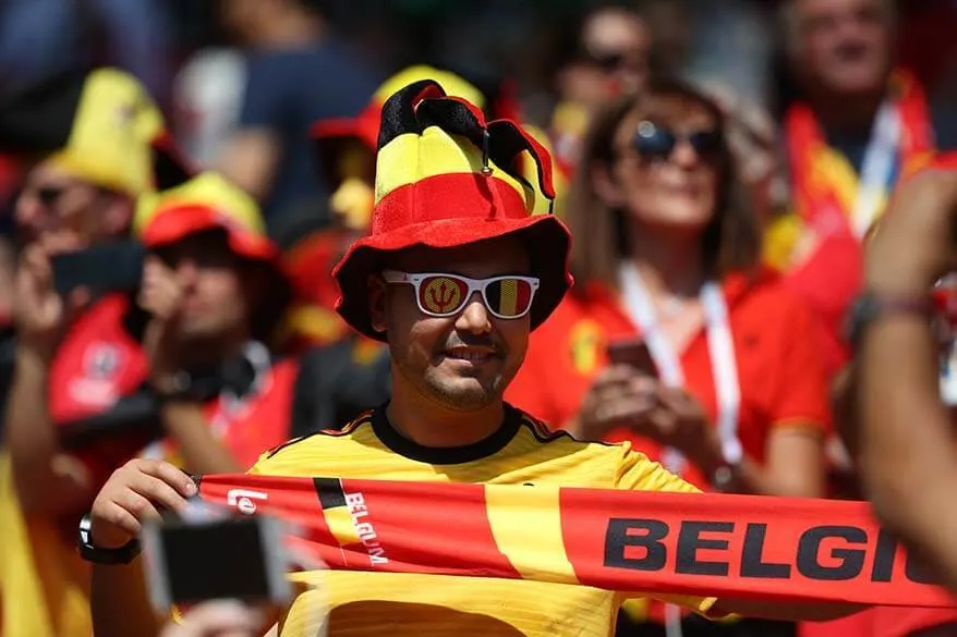 Aficionados al fútbol belga vestidos con los colores nacionales