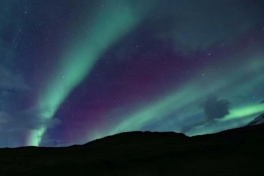 Aurora boreal verde y violeta en Islandia
