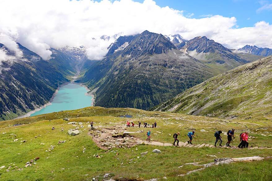 Big groups of hikers on the Olpererhütte hiking trail