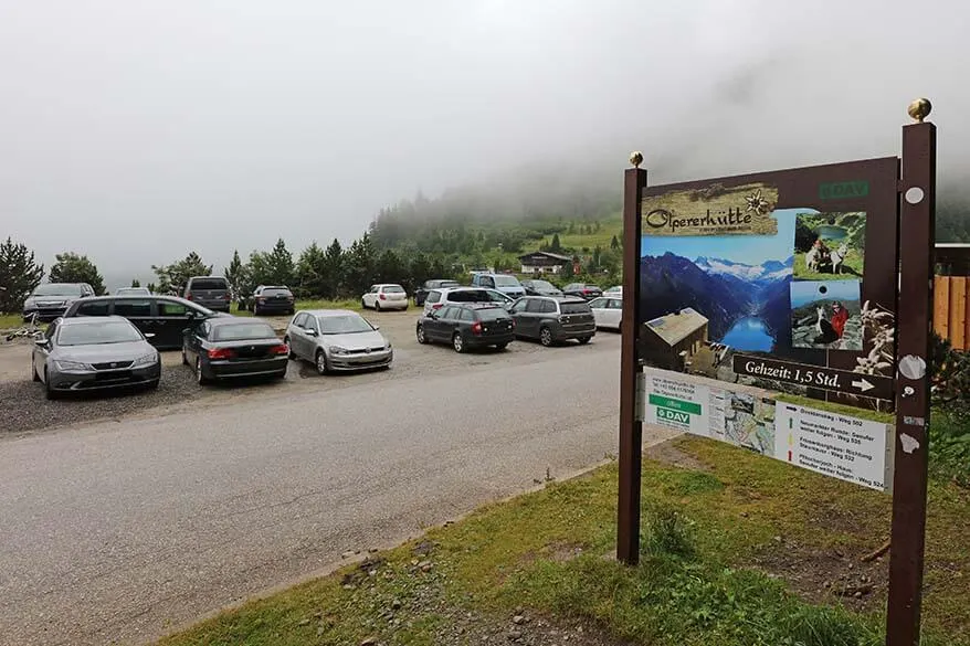 Car parking at Olpererhütte hike trailhead.