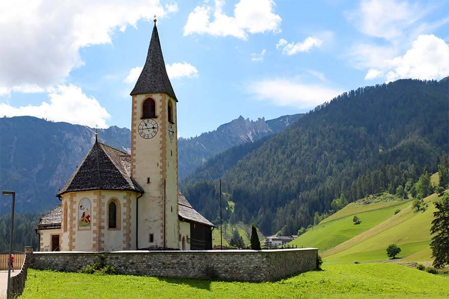 Iglesia de San Vito en el camino hacia el Lago di Braies