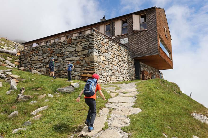 Hiking to Olpererhütte.