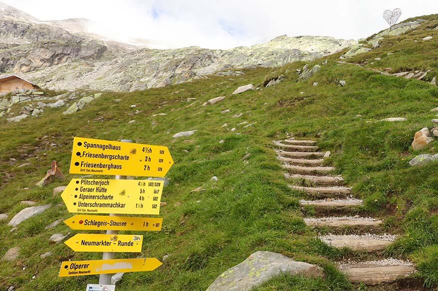 Hiking trail signs at Olpererhütte.