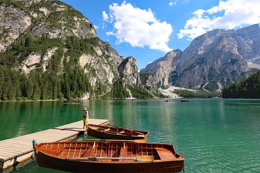 Botes de remos en el Lago di Braies en los Dolomitas italianos