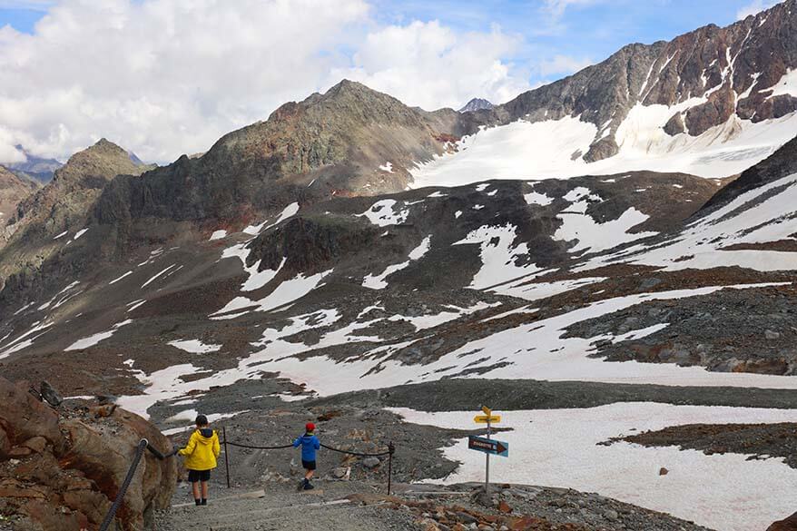 Kids walking to Stubai Ice Grotto from Eisgrat mountain station