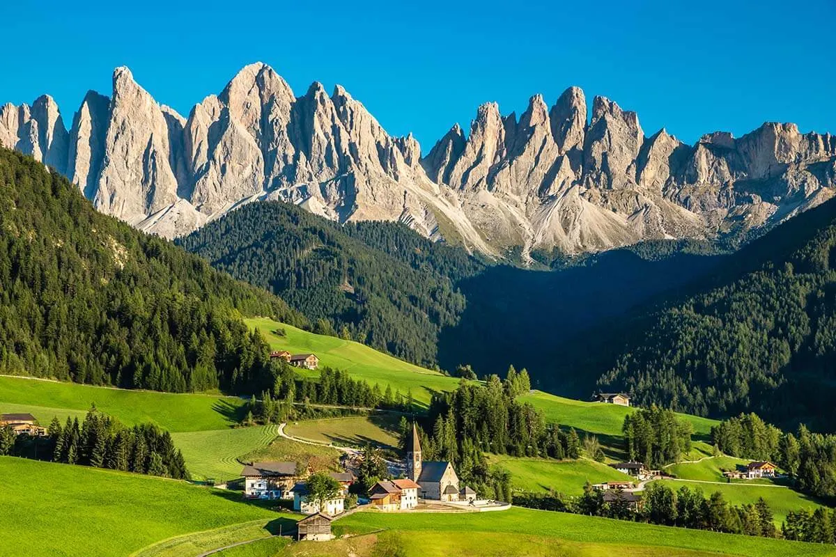 Los mejores lugares de los Dolomitas - Iglesia de Santa Magdalena en Val di Funes