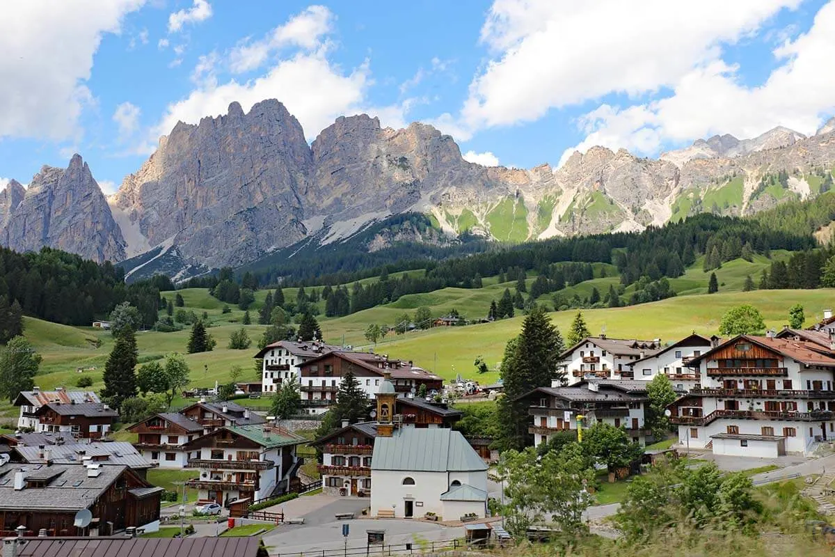 Ciudad de Cortina d'Ampezzo en los Dolomitas Italia