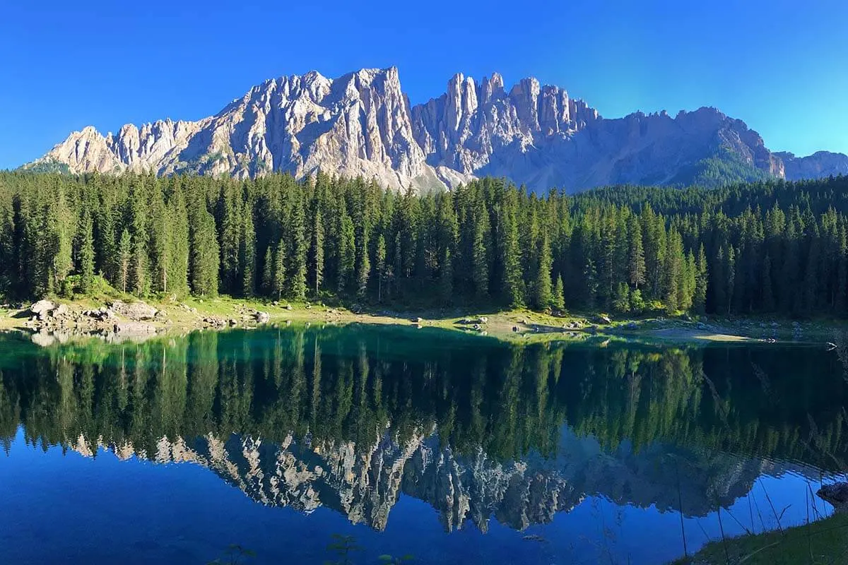 Lago Carezza en los Dolomitas Italia