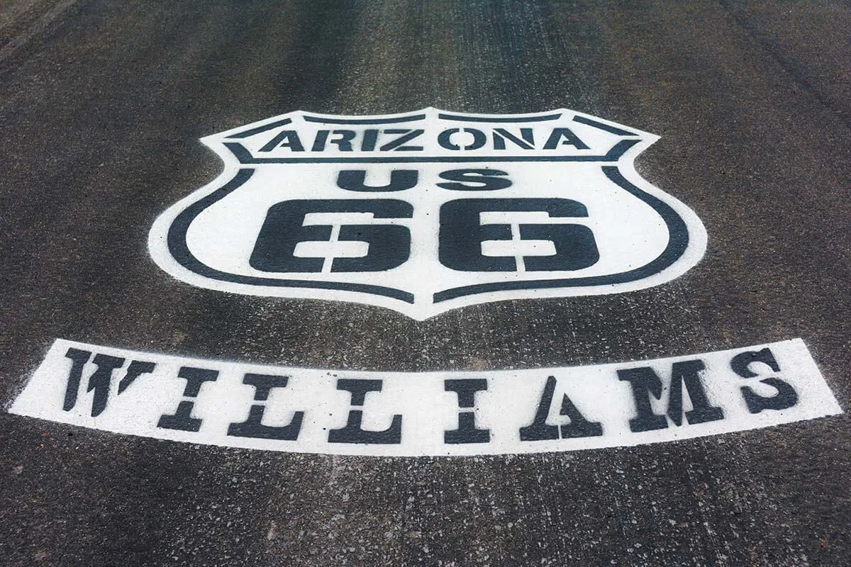 Señal de la ruta 66 en la carretera en Williams Arizona