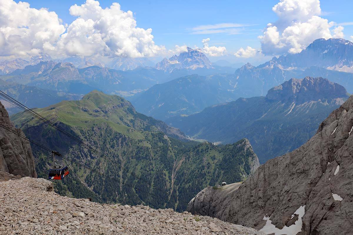 Teleférico y paisaje de montaña en Marmolada en los Dolomitas