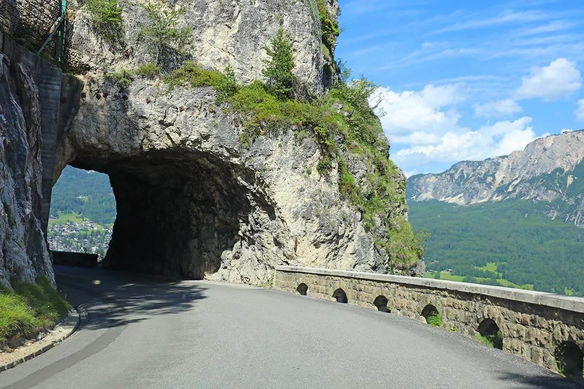 Carretera de montaña de los Dolomitas con un estrecho túnel cerca de Cortina d'Ampezzo en Italia