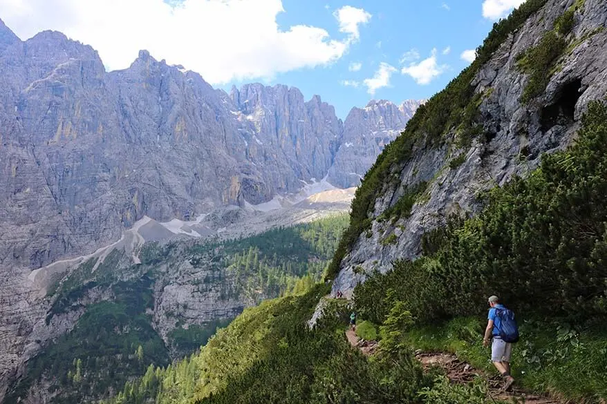 Senderismo en los Dolomitas italianos: paisajes a lo largo de la caminata por el lago Sorapis