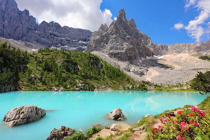 El lago Sorapis es una de las mejores caminatas en los Dolomitas Italia