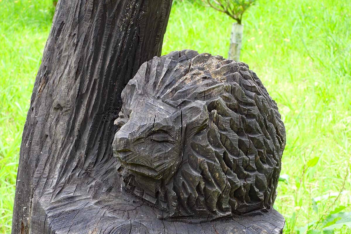 Wooden sculpture at Balouco da Lagoa das Furnas