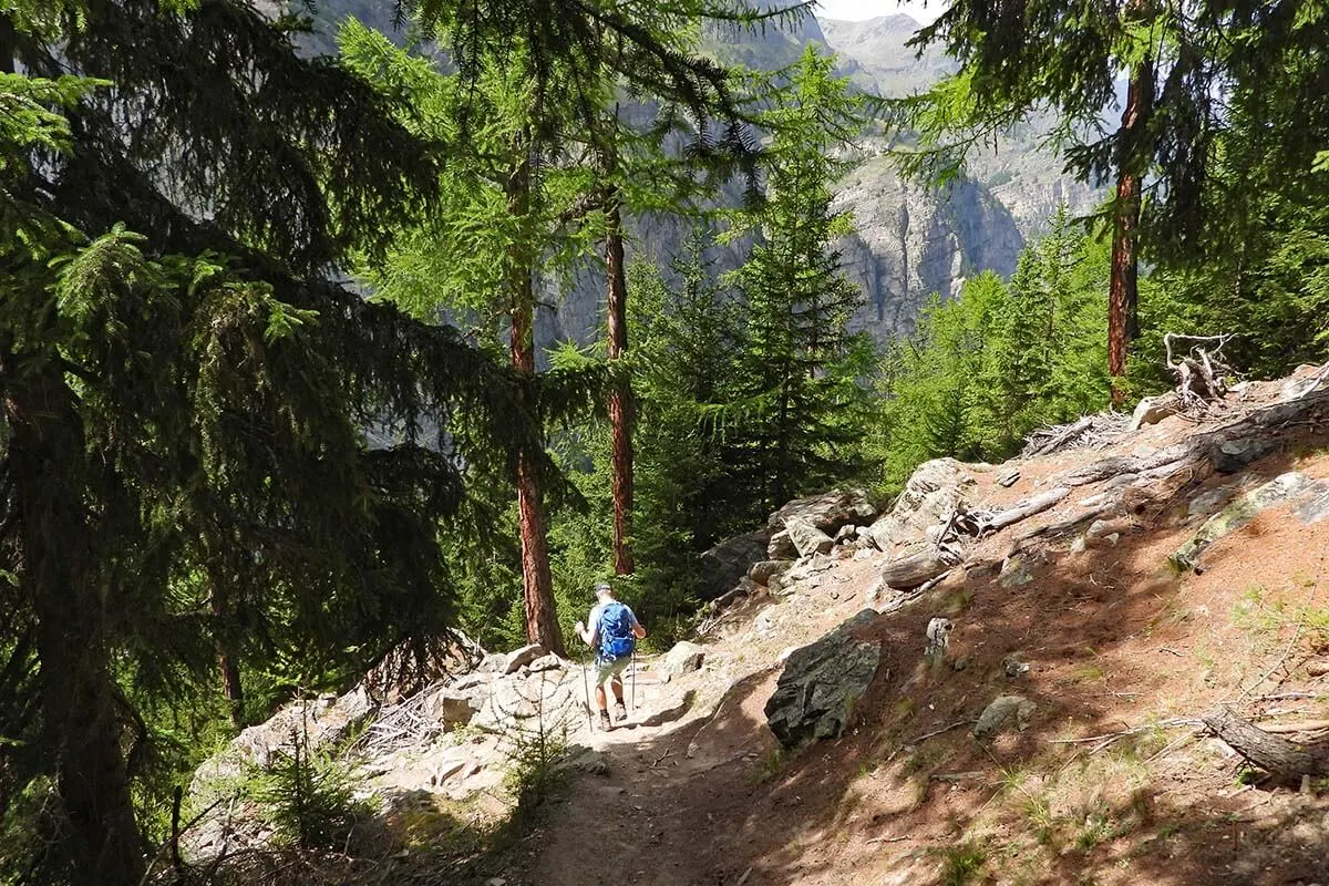 Steep hike down from Charles Kuonen hanging bridge to Randa