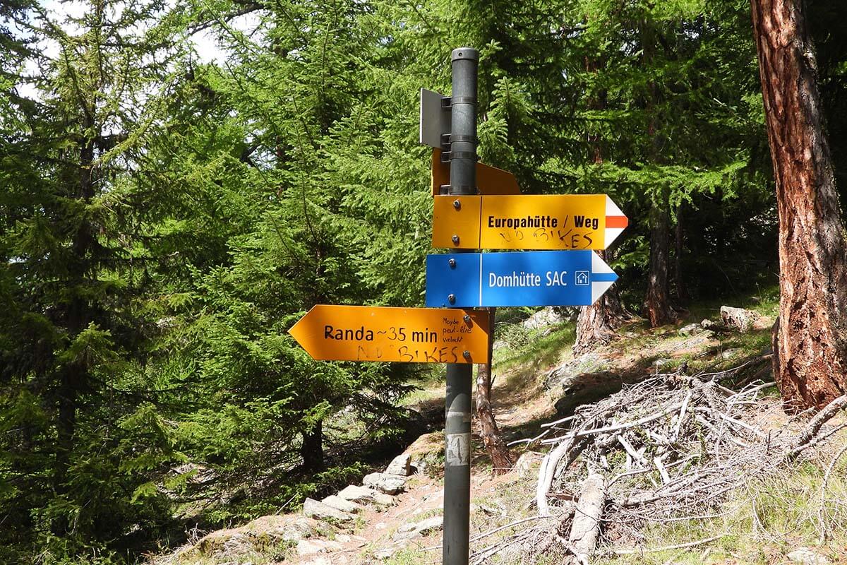 Wrong time indications on the hiking signs at Randa suspension bridge hike