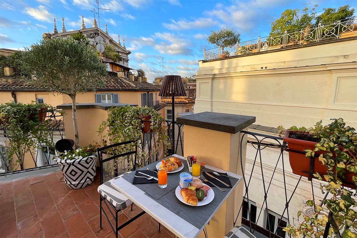 Desayuno en una terraza en la azotea de Roma en noviembre